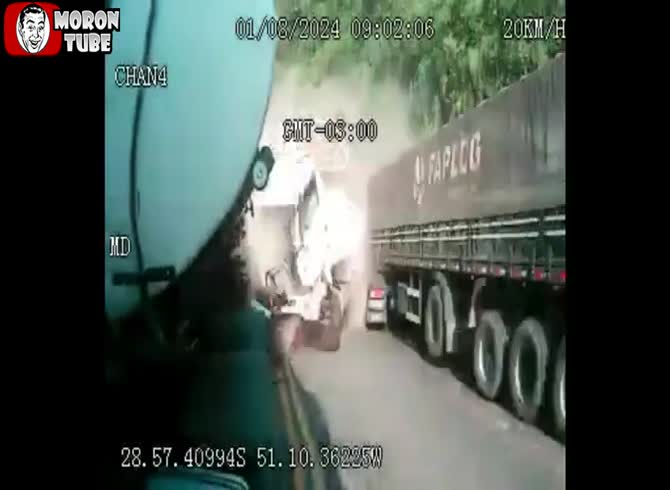 Video :Overtaking on a bend in a shocking video